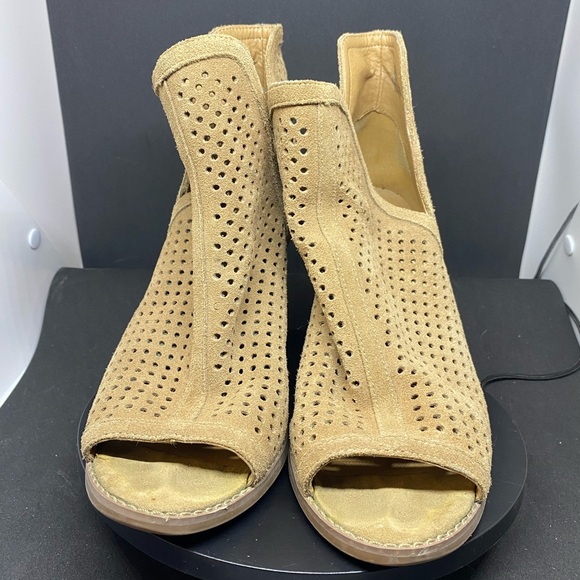 Lucky Brand Women's Perforated Tan Sandals EUC size 8 - Picture 1 of 15